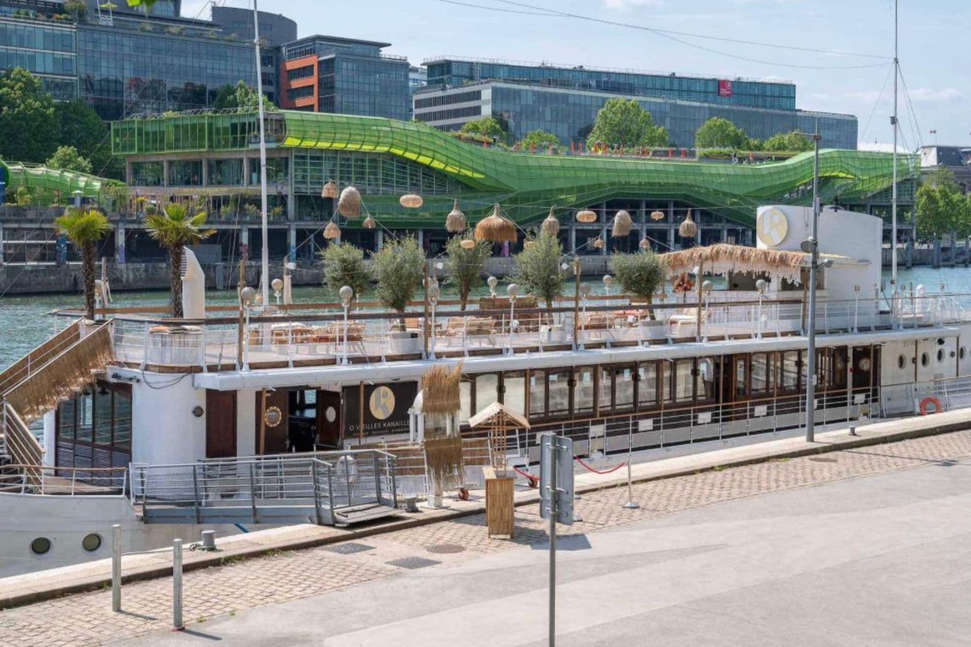 Intérieur péniche – dîner Bar Mitzvah sur la Seine